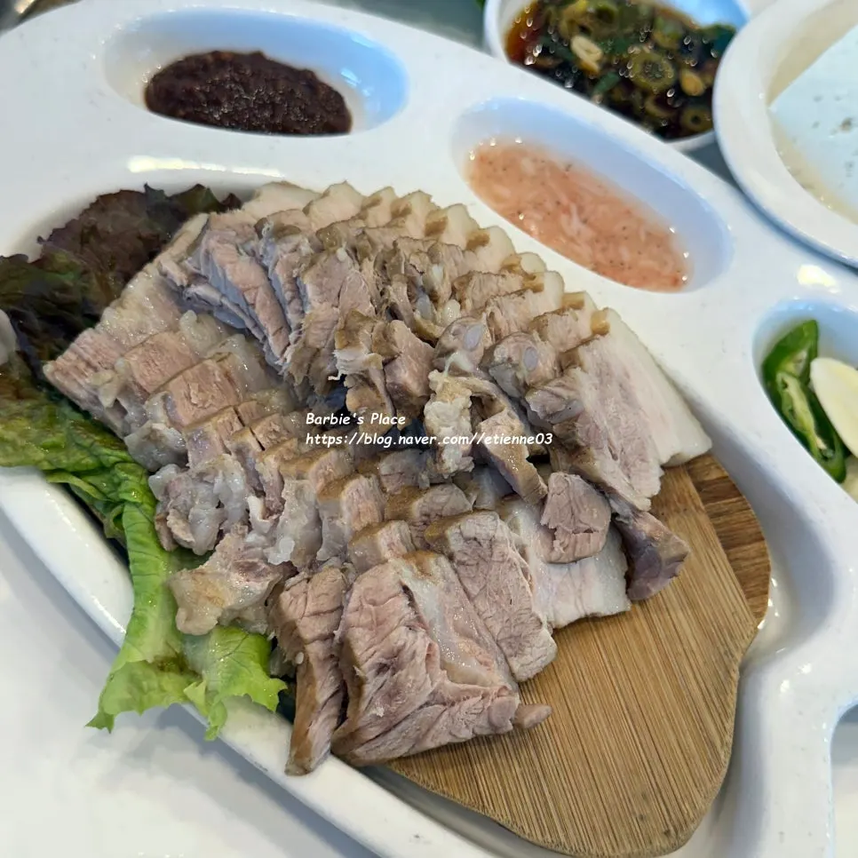 두부삼합에 곁들여진 보쌈 수육