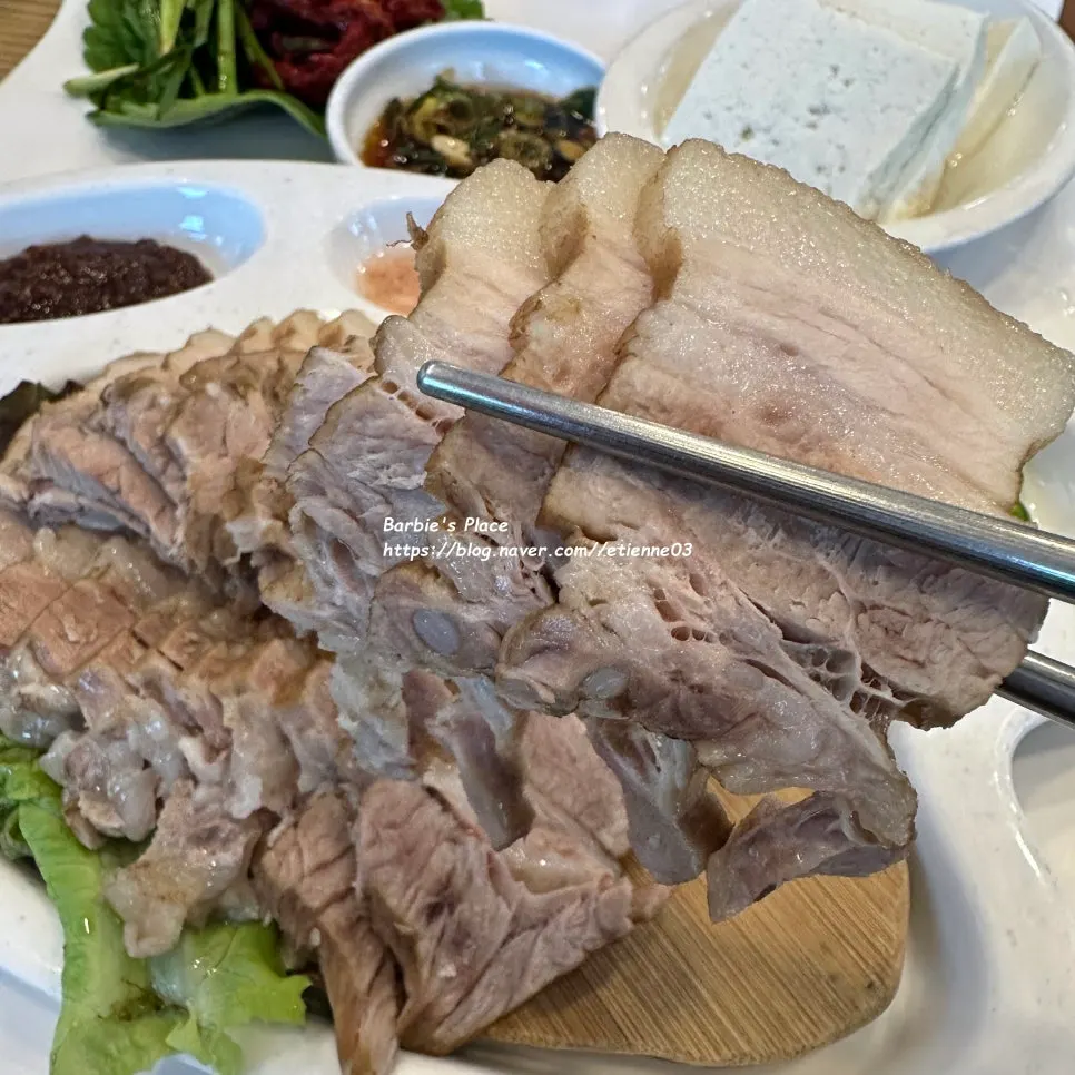살코기와 비계 비율이 좋은 보쌈 한 점