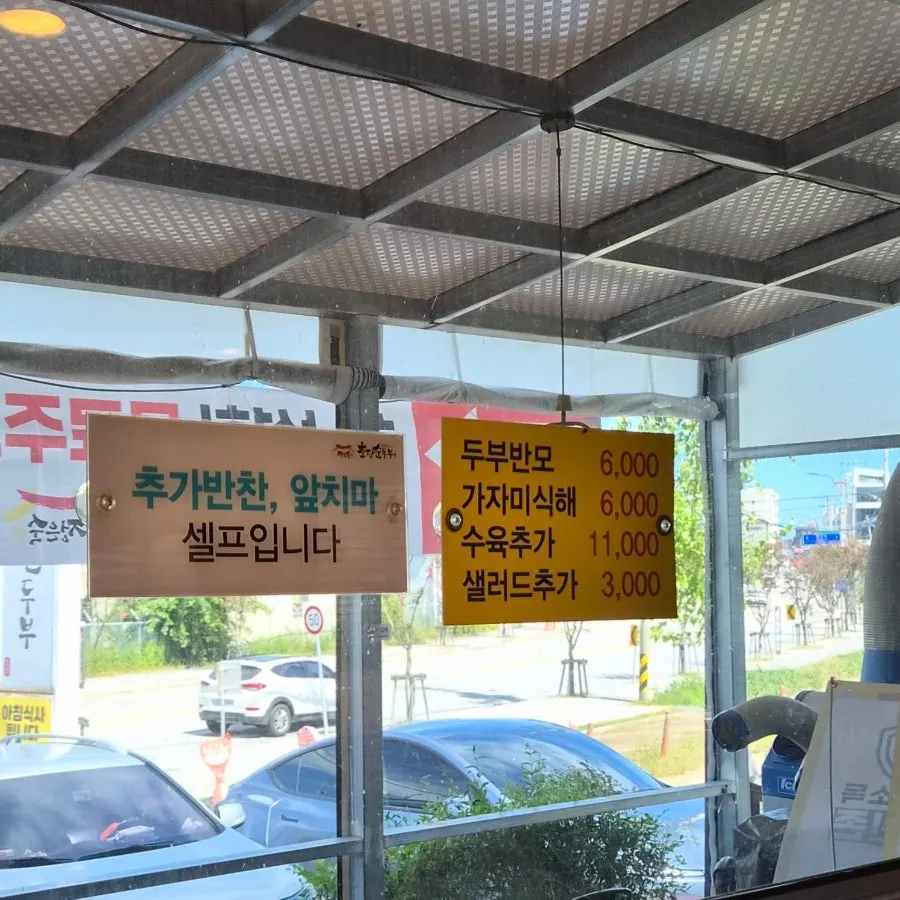 음식이 가득 차려진 테이블