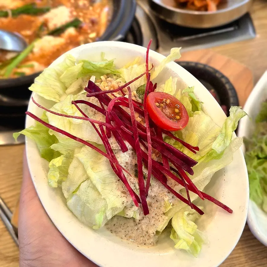 기본 반찬이 차려진 모습