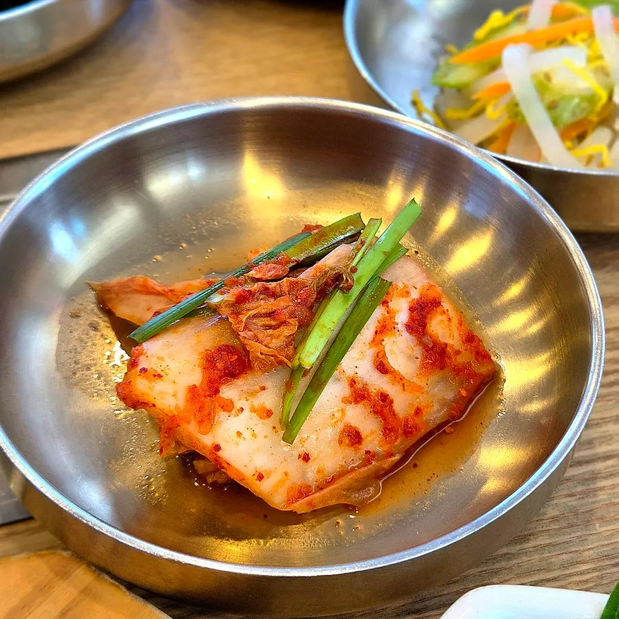 김치와 나물 반찬 접시