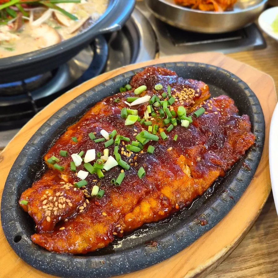 쌈 채소와 함께 싸 먹는 두부삼합
