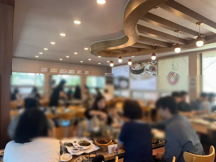 여유롭게 배치된 정은숙초당순두부 내부 테이블