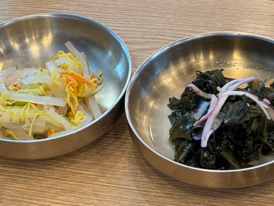 미역 무침과 청포묵 무침 등 밑반찬