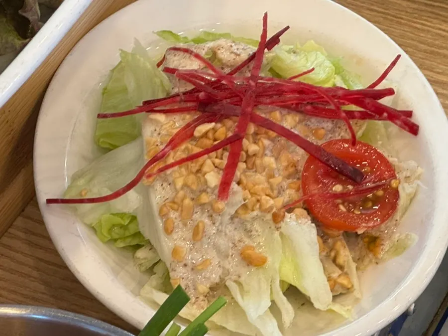 겉절이 김치와 쌈채소가 놓인 상차림