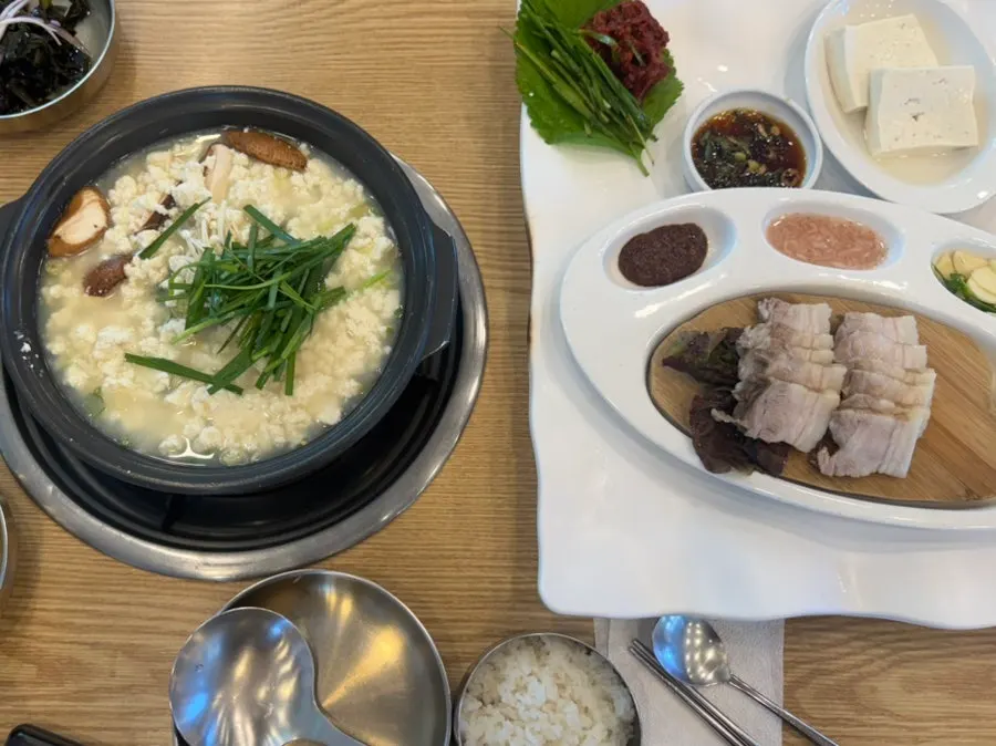 초당 두부밥상 본 메뉴 세팅 모습