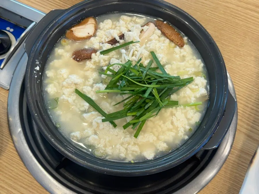 순두부 전골과 반찬이 함께 차려진 밥상
