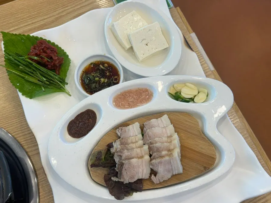 끓이기 전 하얀 초당순두부 전골 냄비