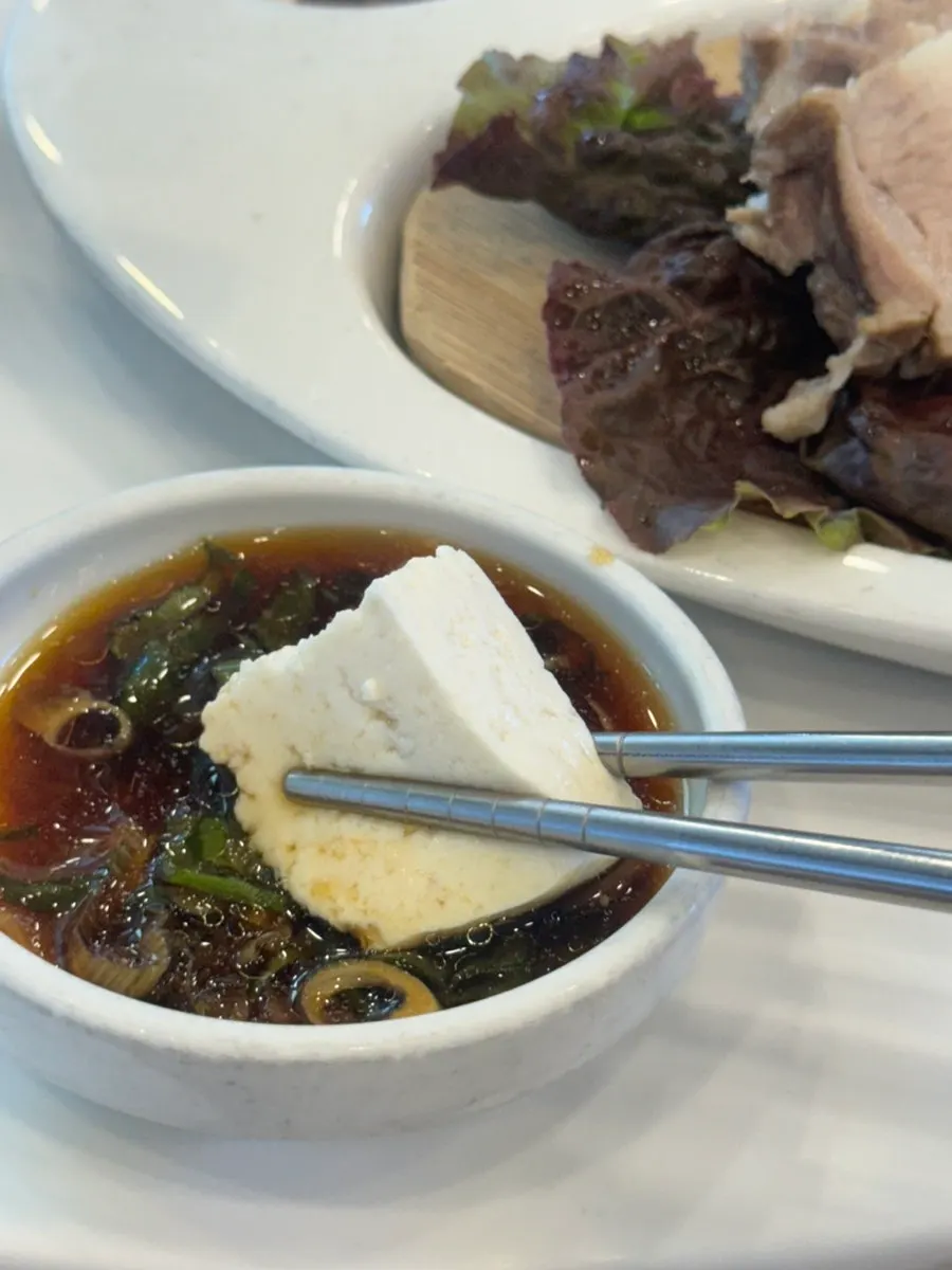 두부와 수육이 담긴 두부삼합 접시