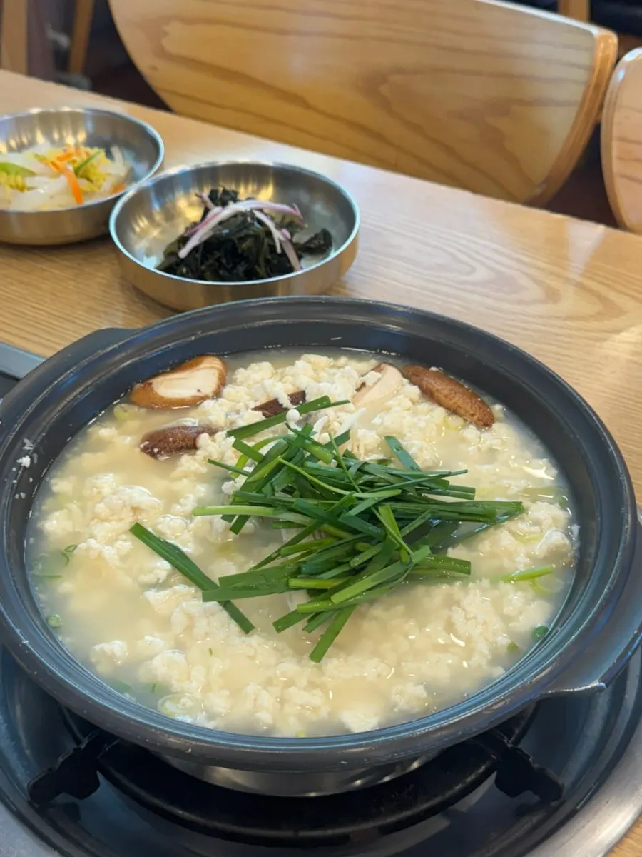 두부에 수육과 가자미식해를 올린 한 입