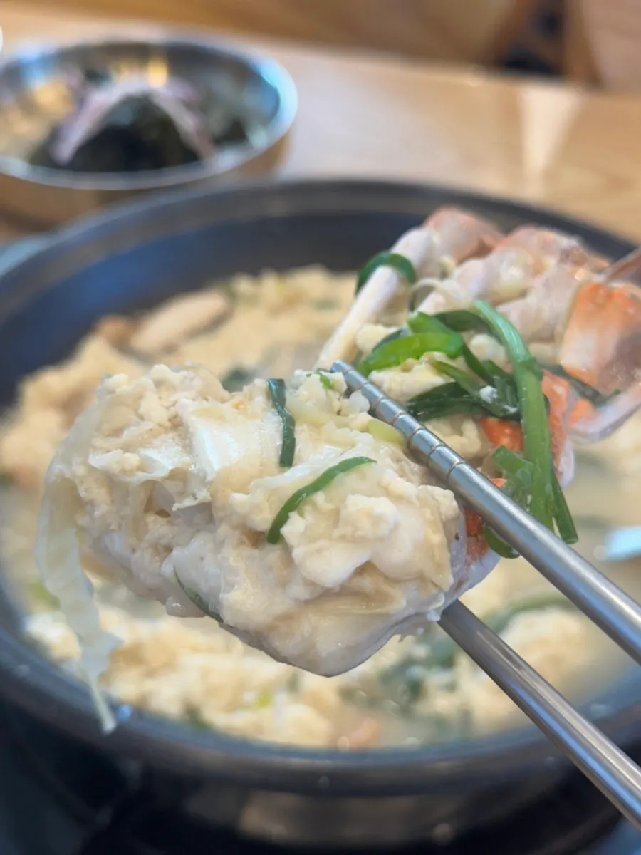 끓고 있는 꽃게 들어간 하얀 순두부 전골