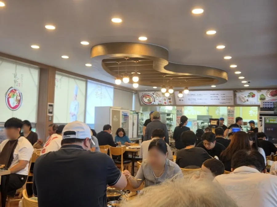 테이블이 여러 개 놓인 넓은 홀 내부