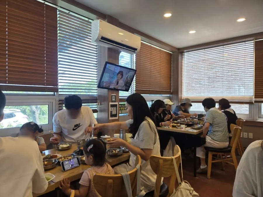 유아의자가 준비된 식당 좌석