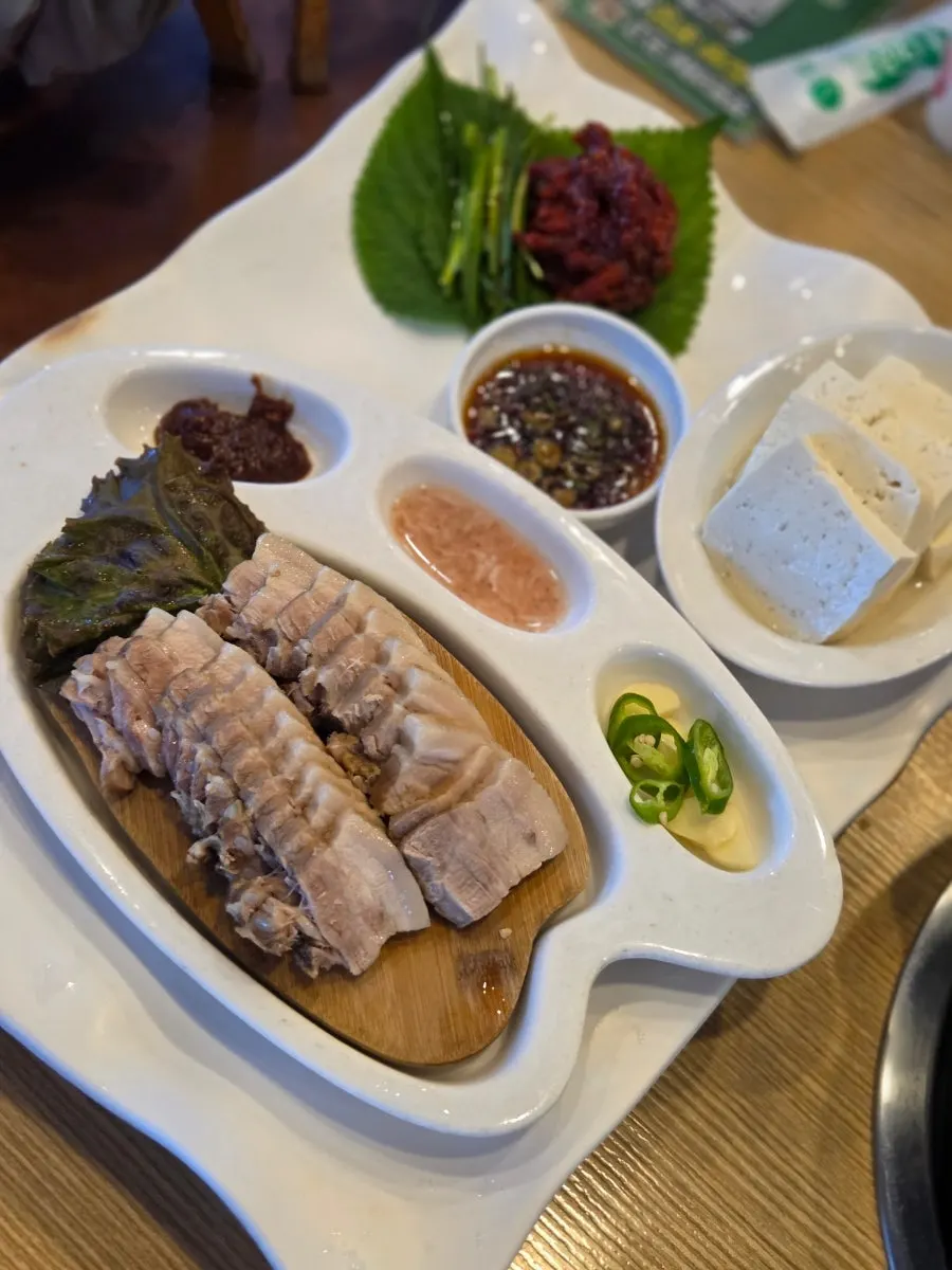 두부와 수육, 가자미식해로 차린 두부삼합