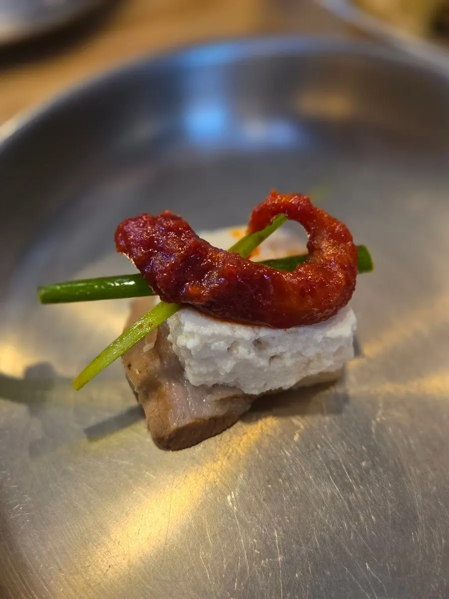 두부삼합 조합을 바꿔 담은 접시