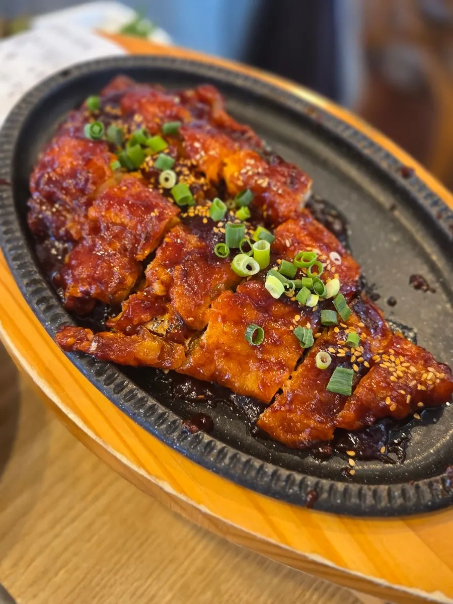 깨와 파를 올린 코다리양념구이 가까이