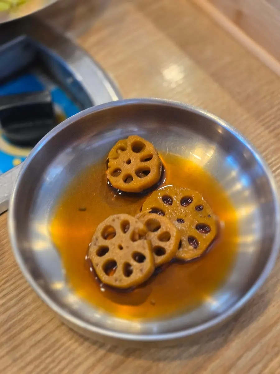 기본 찬까지 차려진 한식 한 상