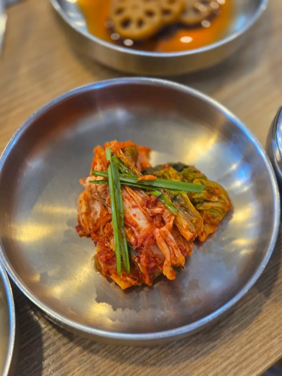 두부요리와 밑반찬이 어우러진 상