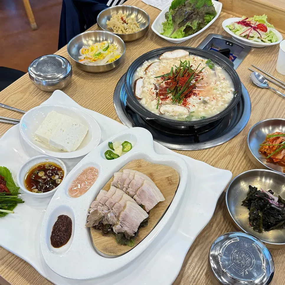 간장에 찍어 먹는 초당두부 한 점