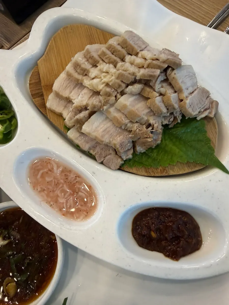 직접 삶아낸 보쌈 접시