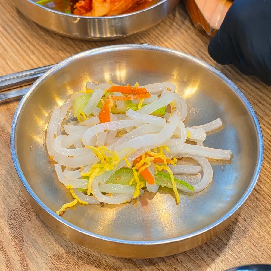 수육과 두부, 무절임으로 구성된 두부삼합