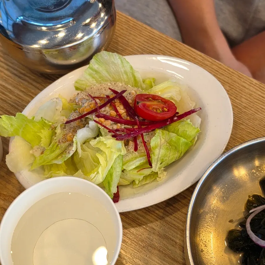 두부삼합을 쌈으로 싸서 먹는 모습