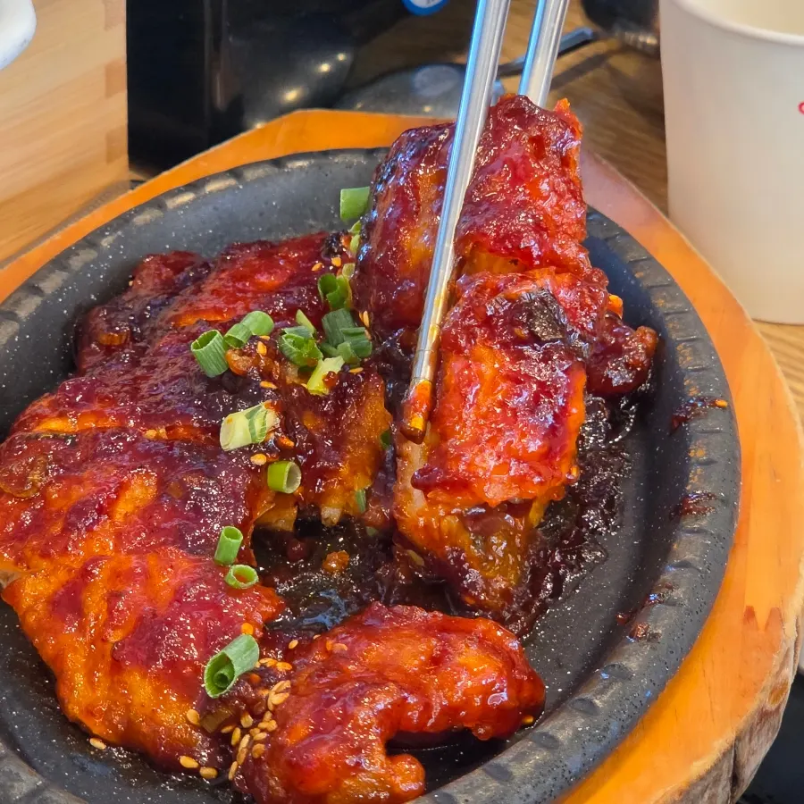 미역, 가자미 등이 올라간 반찬 접시