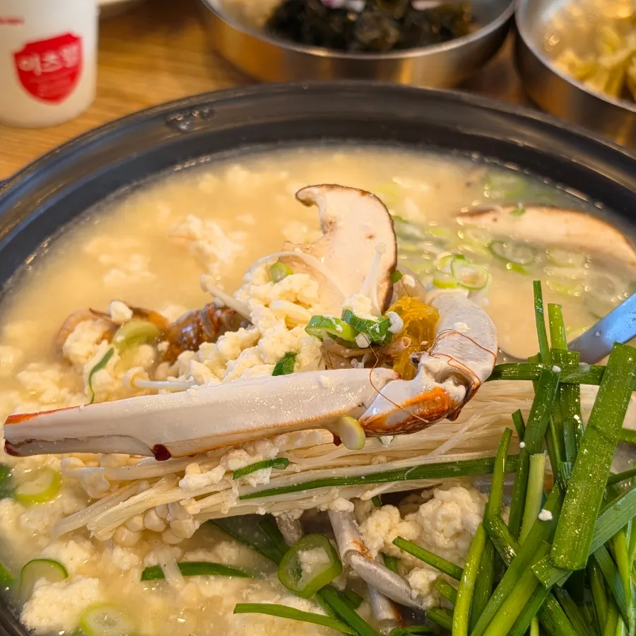 부드러운 두부가 담긴 하얀 두부전골 국물