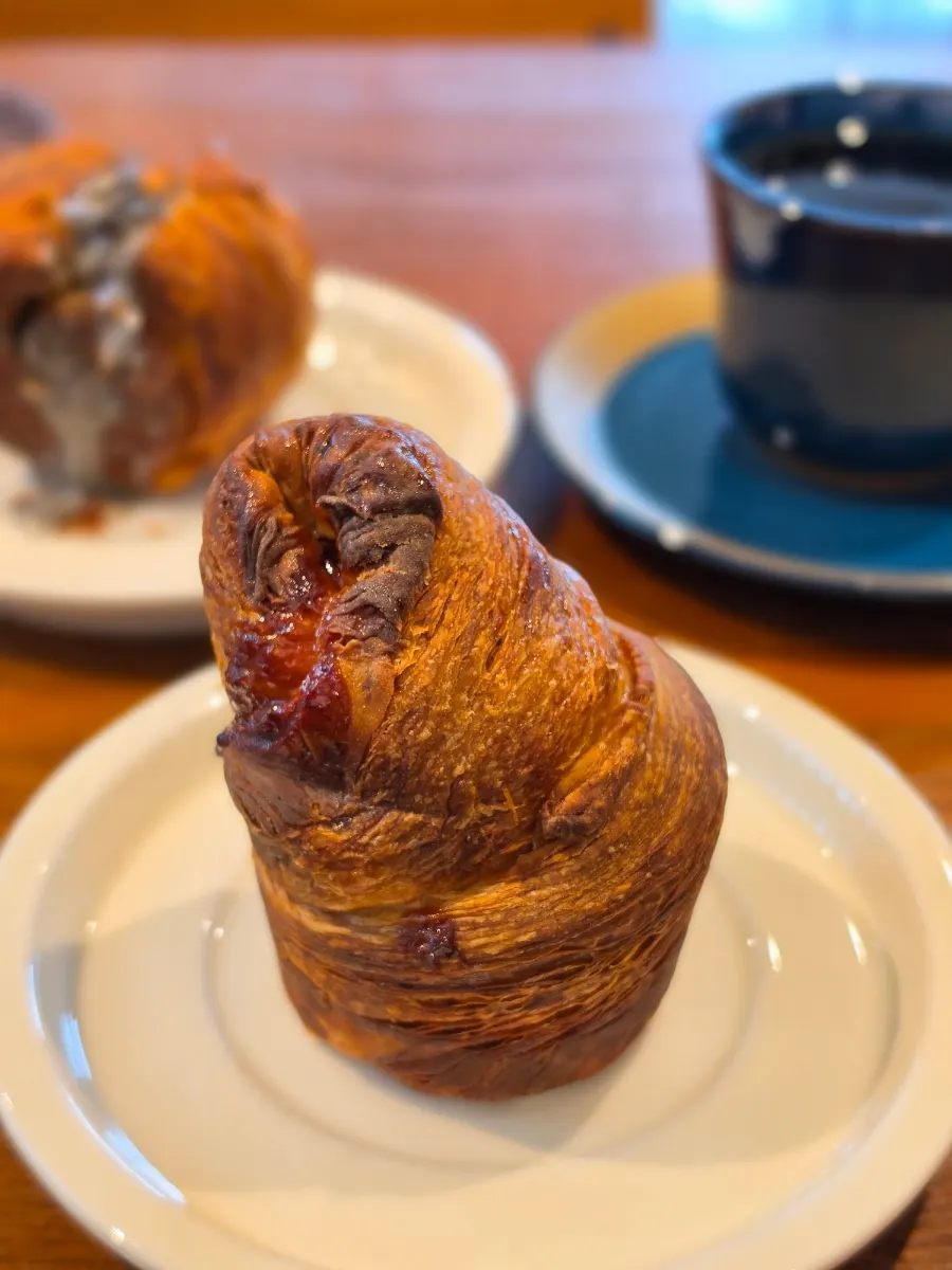 Cruffin filled with vanilla cream