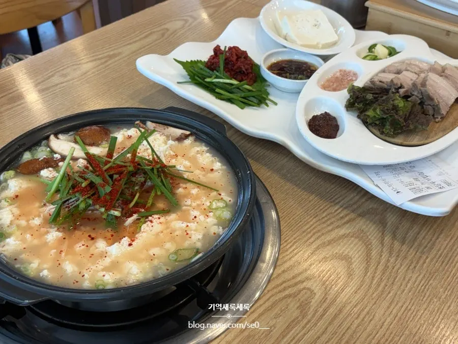푸짐하게 차려진 두부밥상