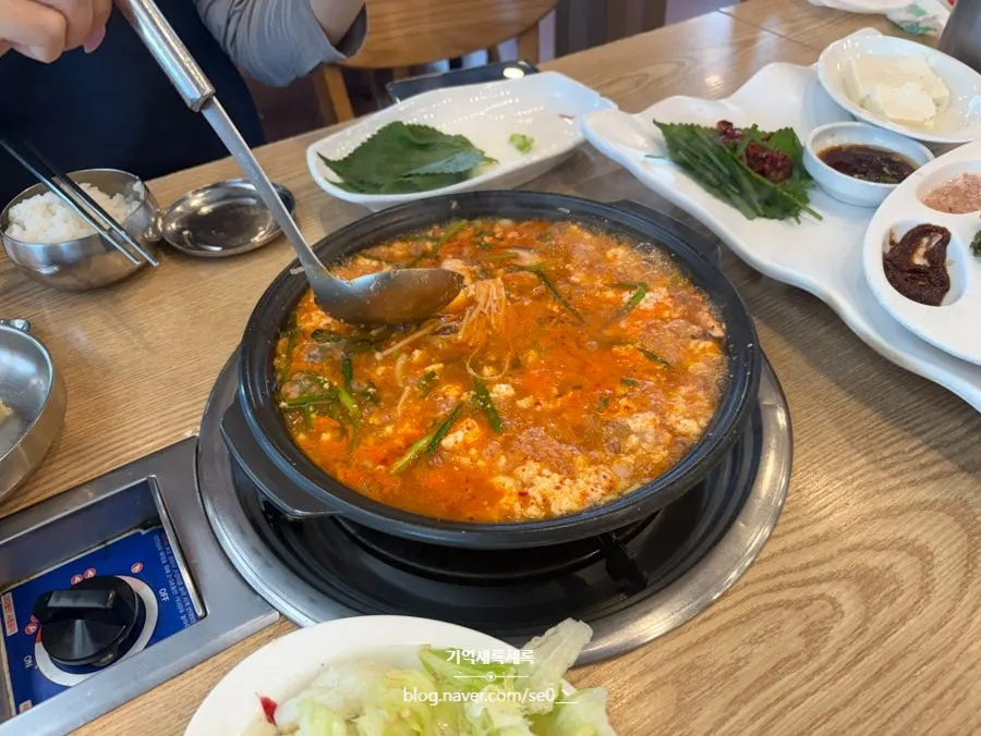 양념장을 섞은 순두부전골