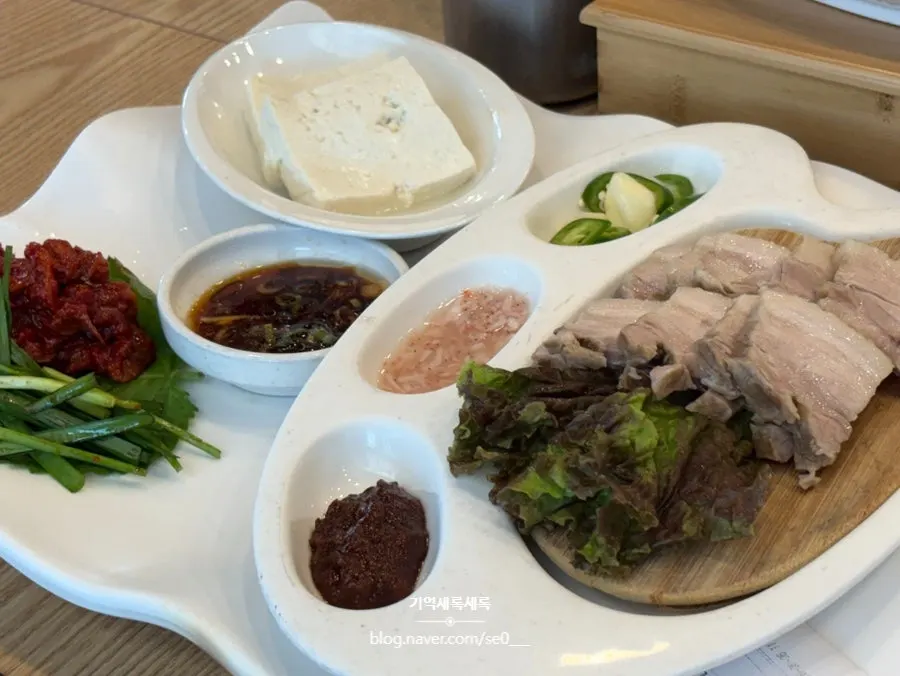 순두부전골과 두부 요리 상차림