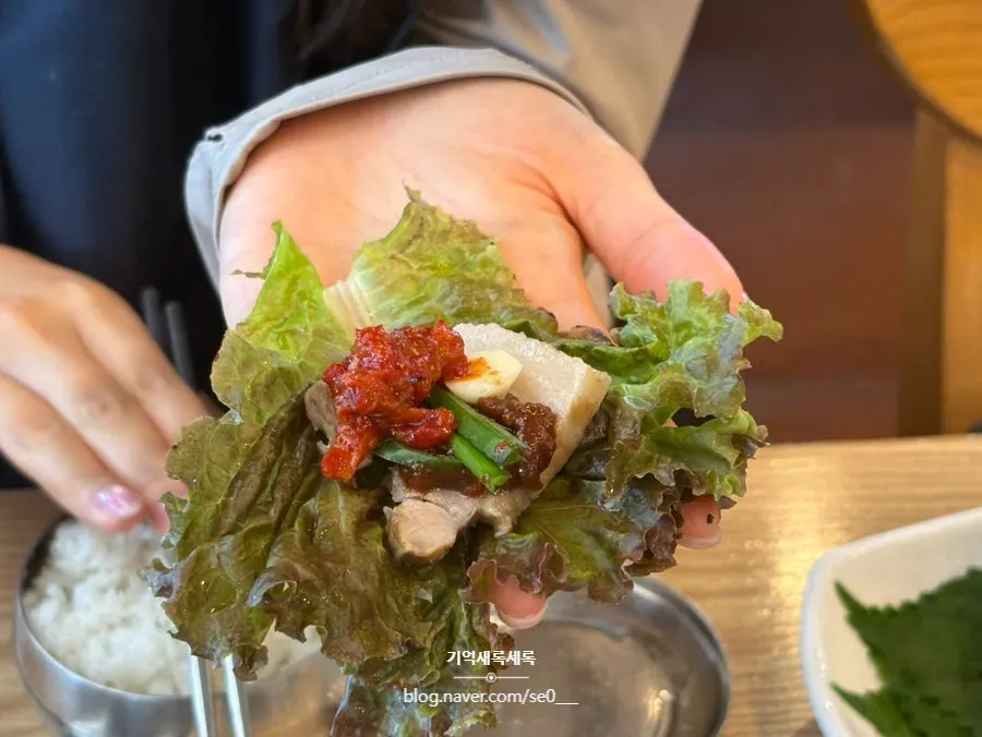 촉촉한 수육이 담긴 두부삼합
