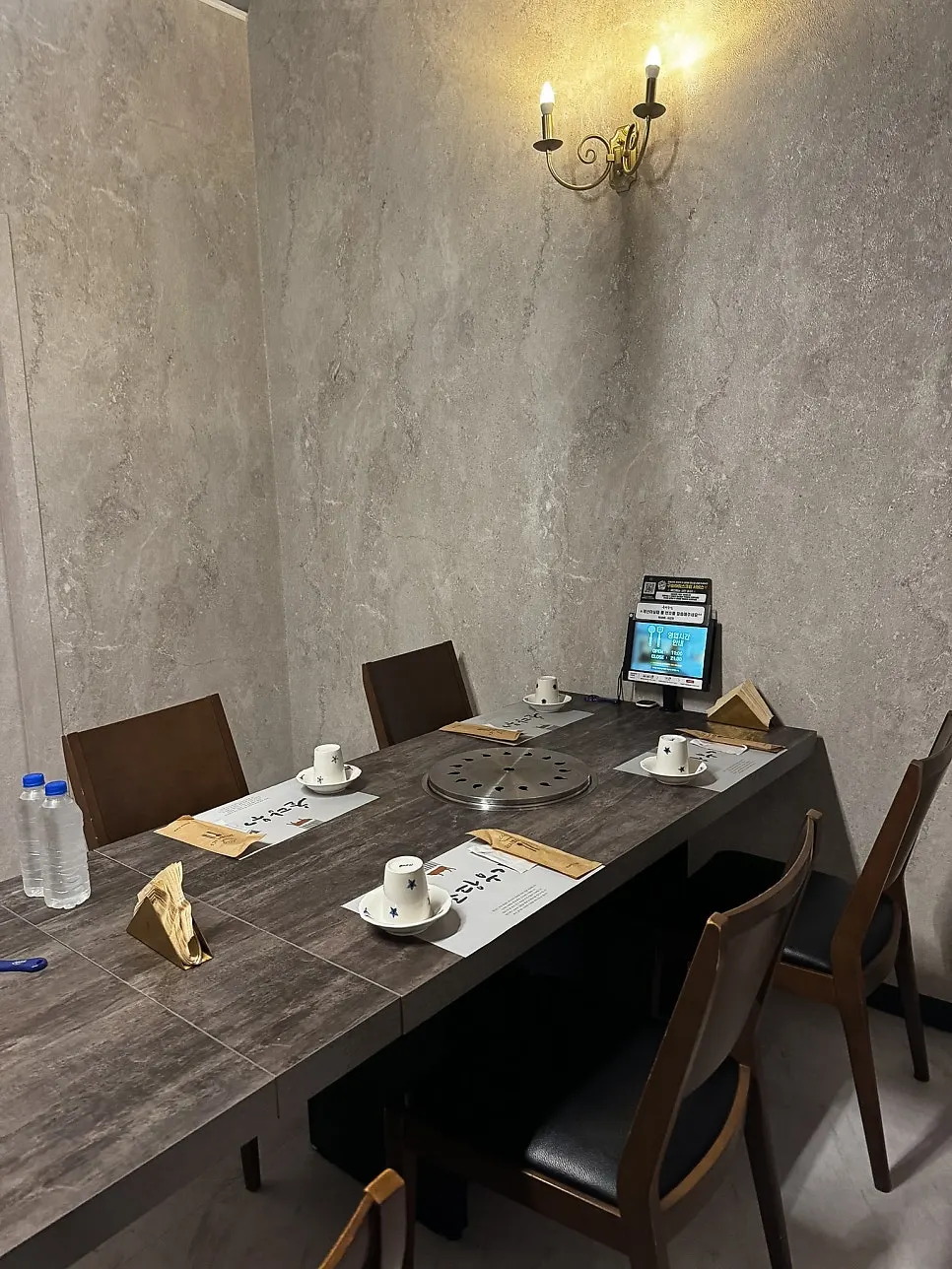 4인석 테이블 두 개를 붙인 사근진해변 룸5번