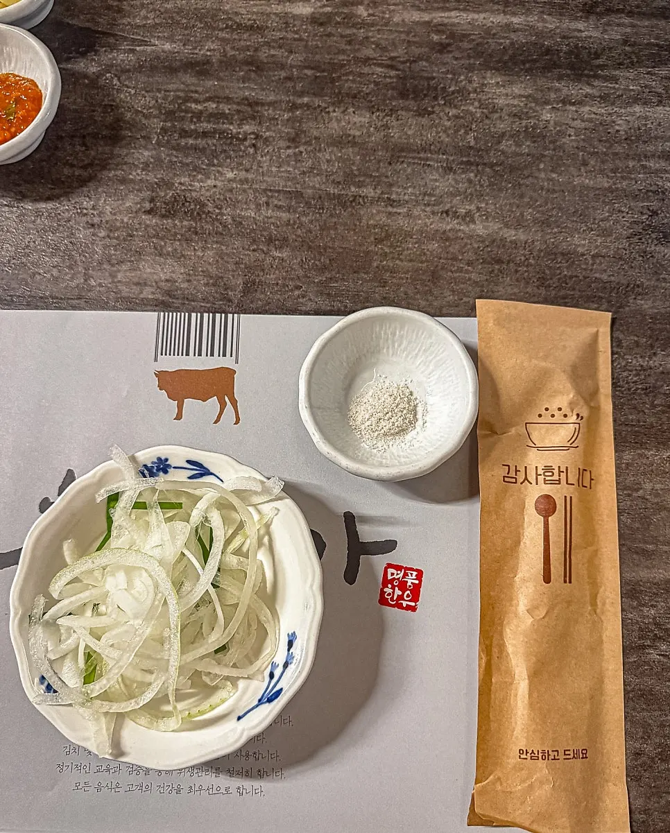 한우 한마리와 돼지갈비가 올라간 테이블 세팅