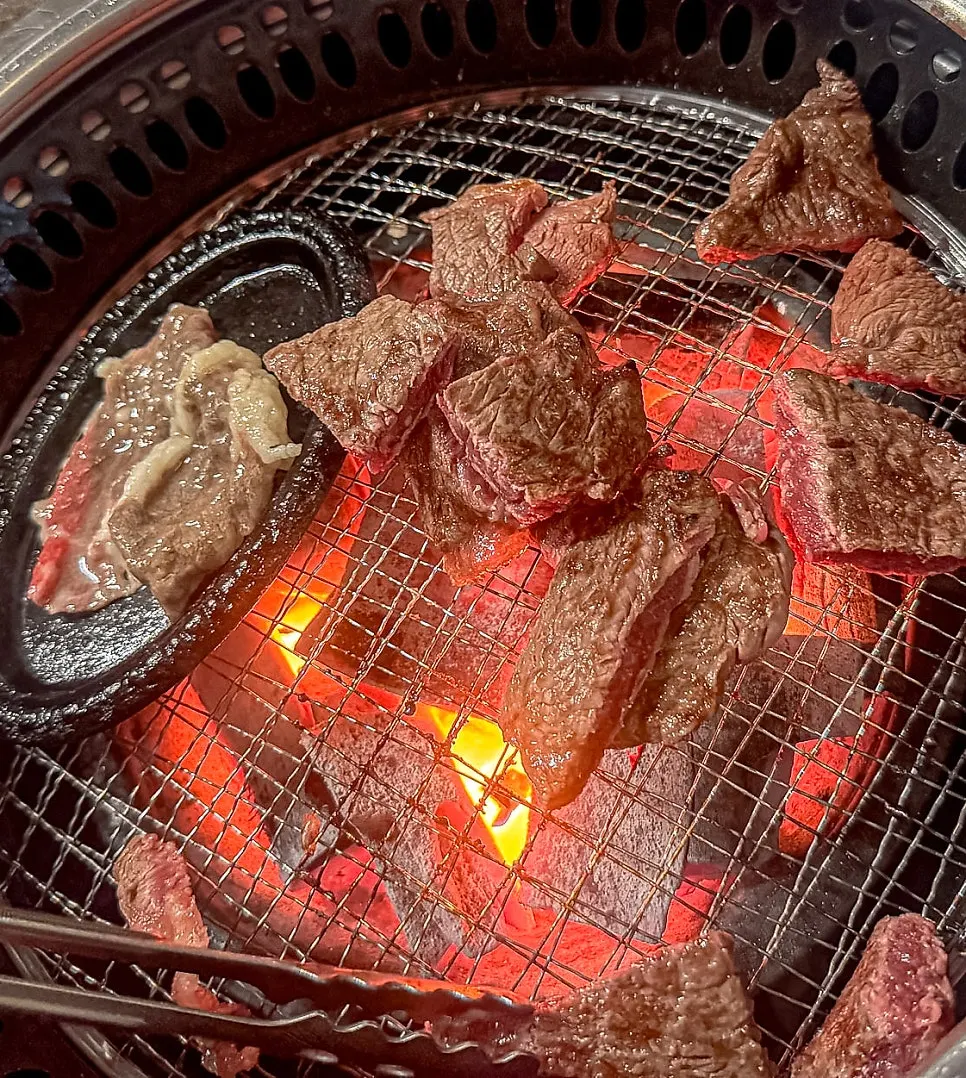 숯불 위에서 구워지는 한우 부채살