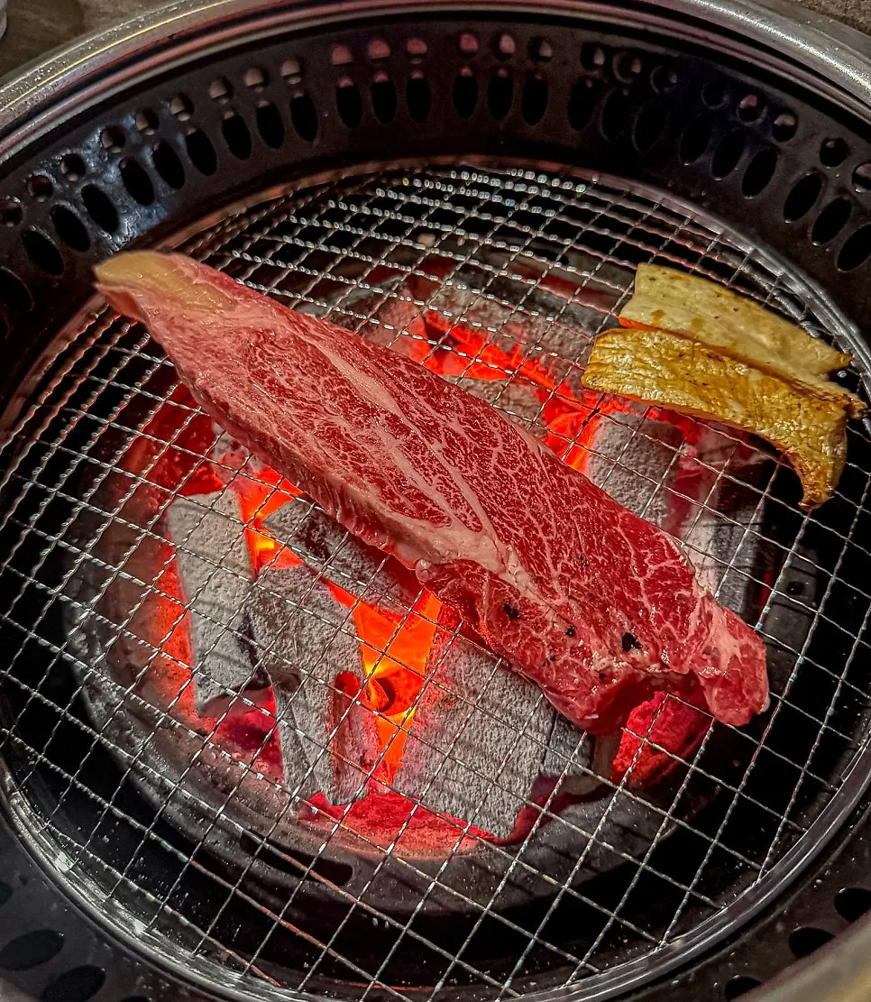 작은 돌판에 구운 한우 차돌박이