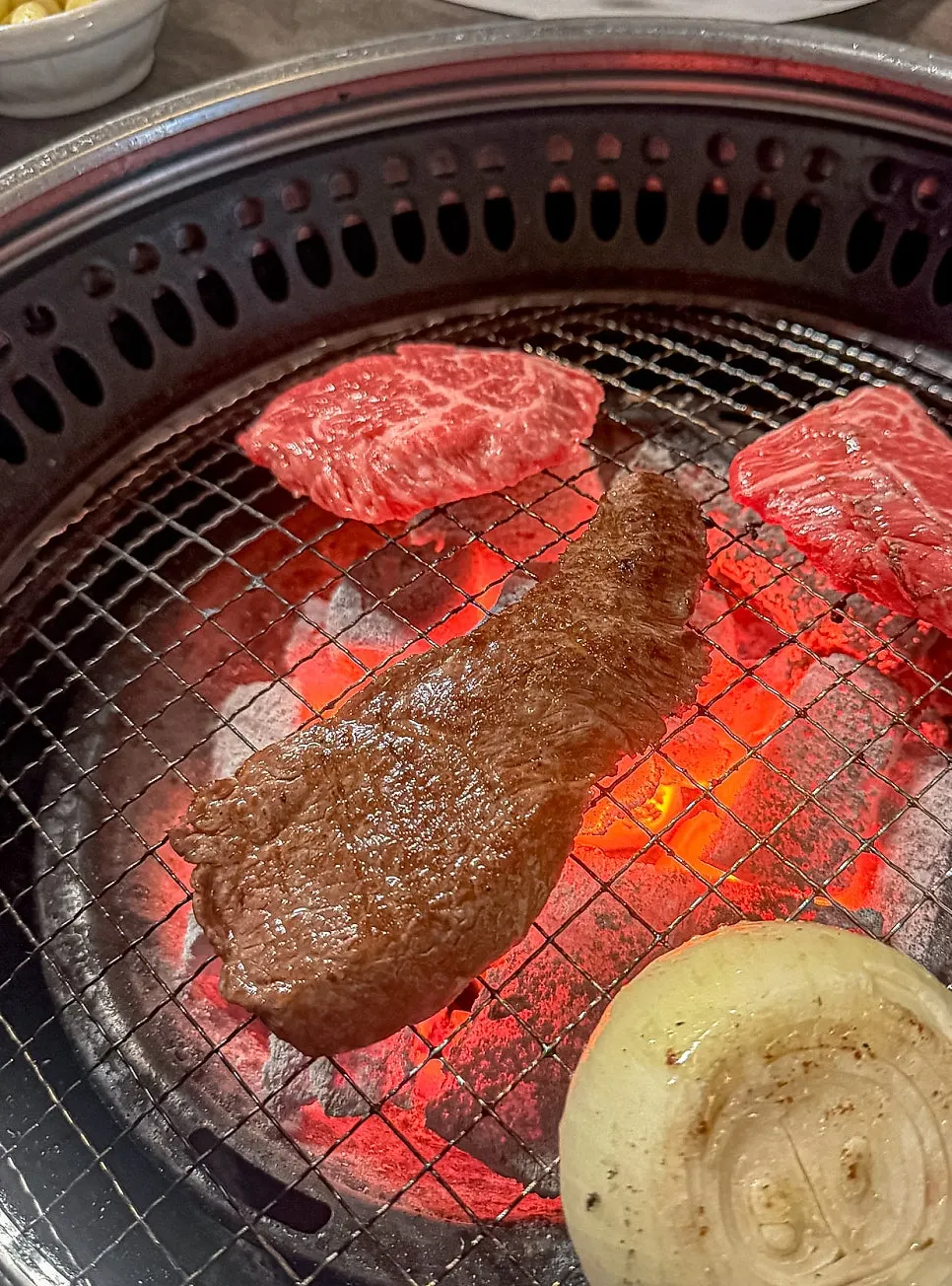 숯불에 조금 더 익힌 새우살과 등심덧살