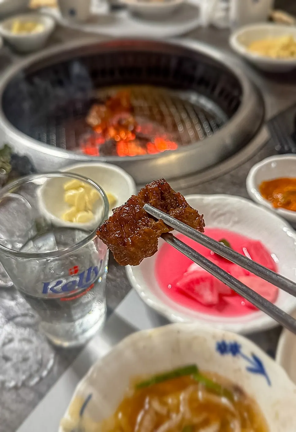 갈빗대 두 개가 나온 과일먹은 돼지갈비 2인분