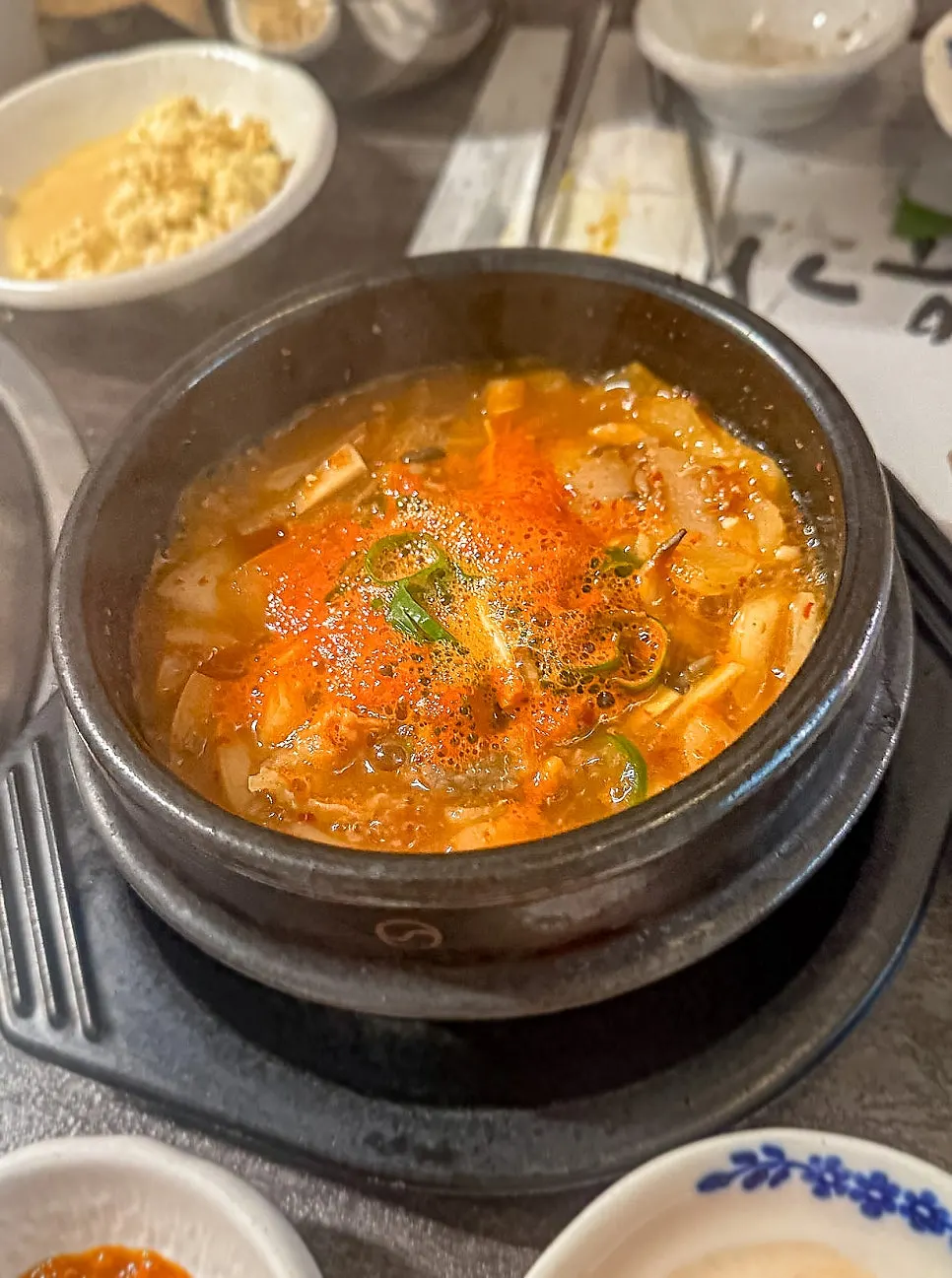 양념이 배인 과일먹은 돼지갈비 접시