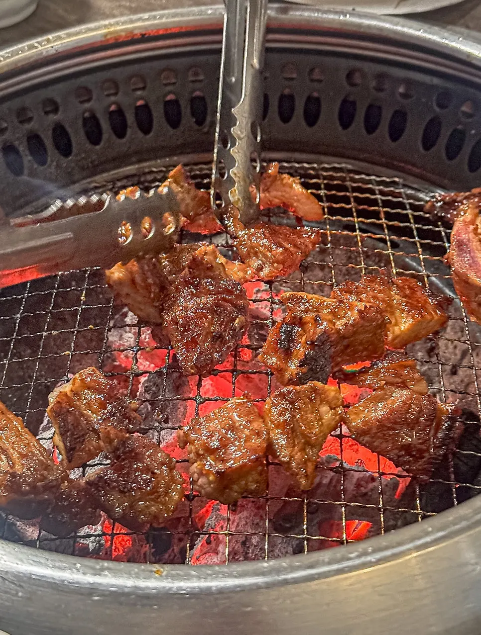 숯불에 굽는 양념 돼지갈비