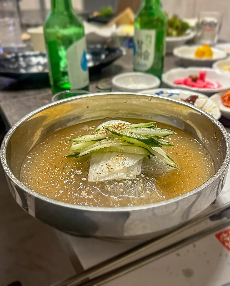 다 구워진 돼지갈비와 곁들인 반찬