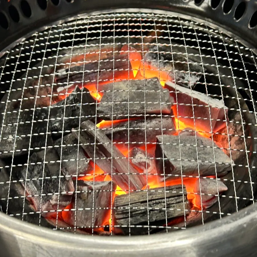 테이블에 들어온 숯불 화로