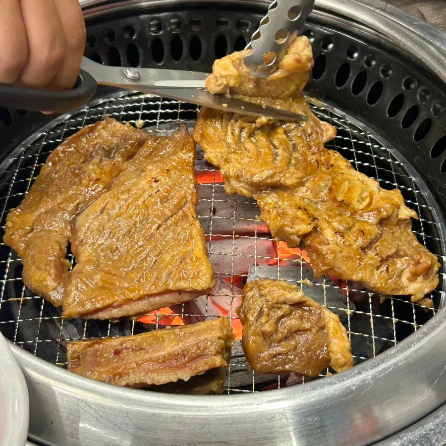 숯불에 올린 양념돼지갈비