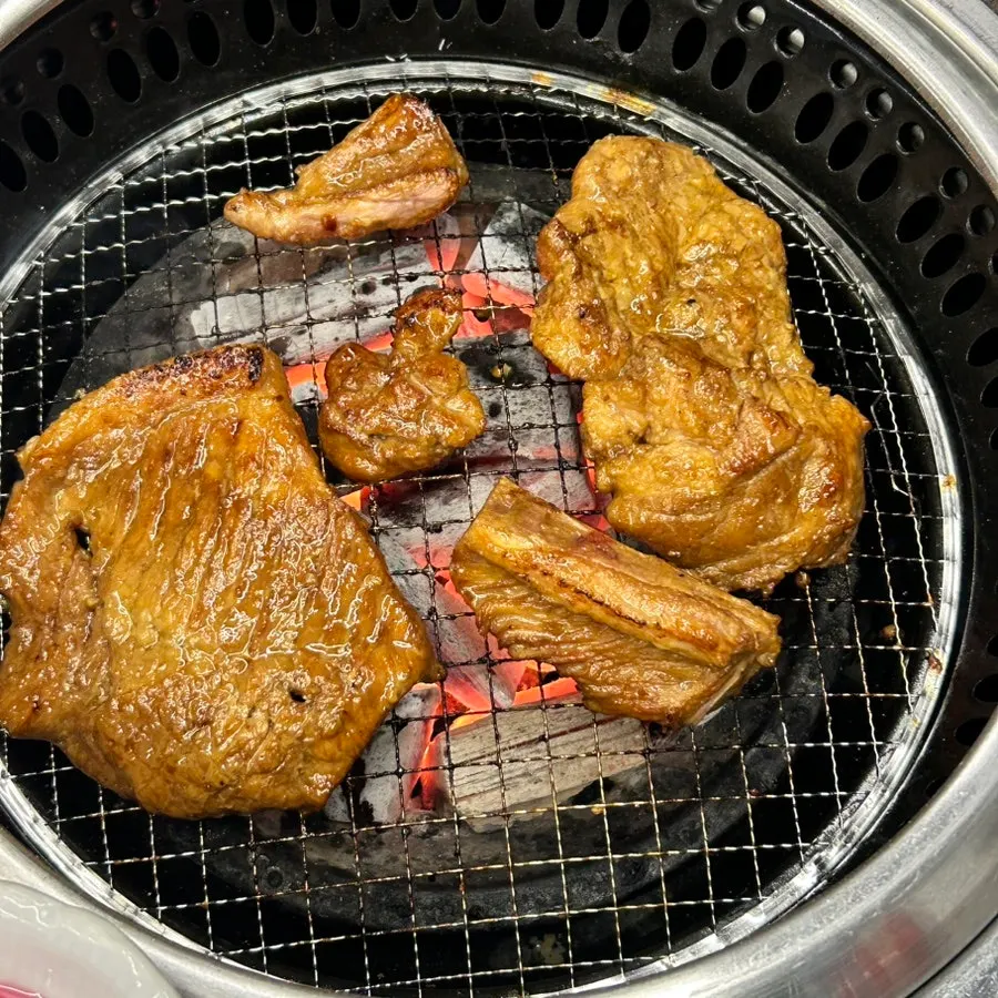 노릇하게 구워지는 양념갈비