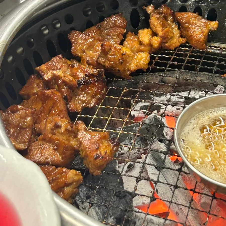 쌈에 올린 양념갈비 한 점