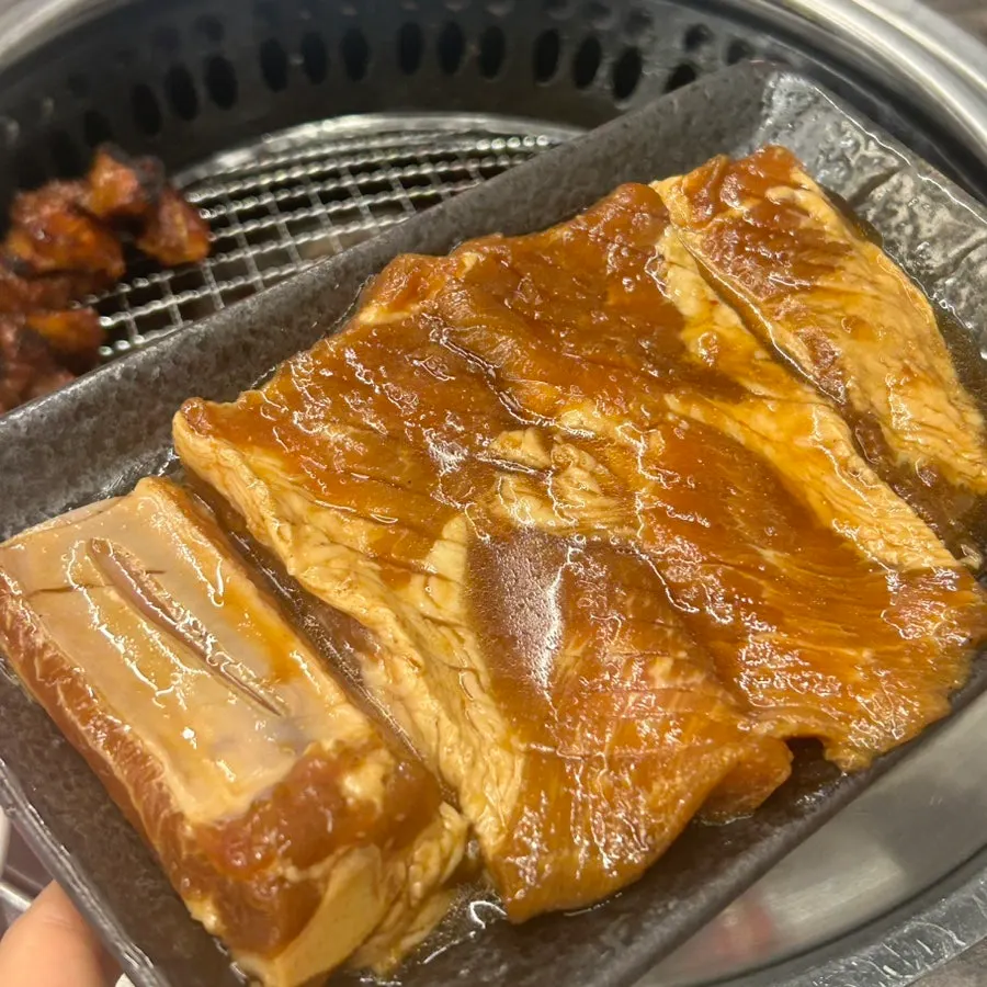 추가 주문한 양념돼지갈비 접시