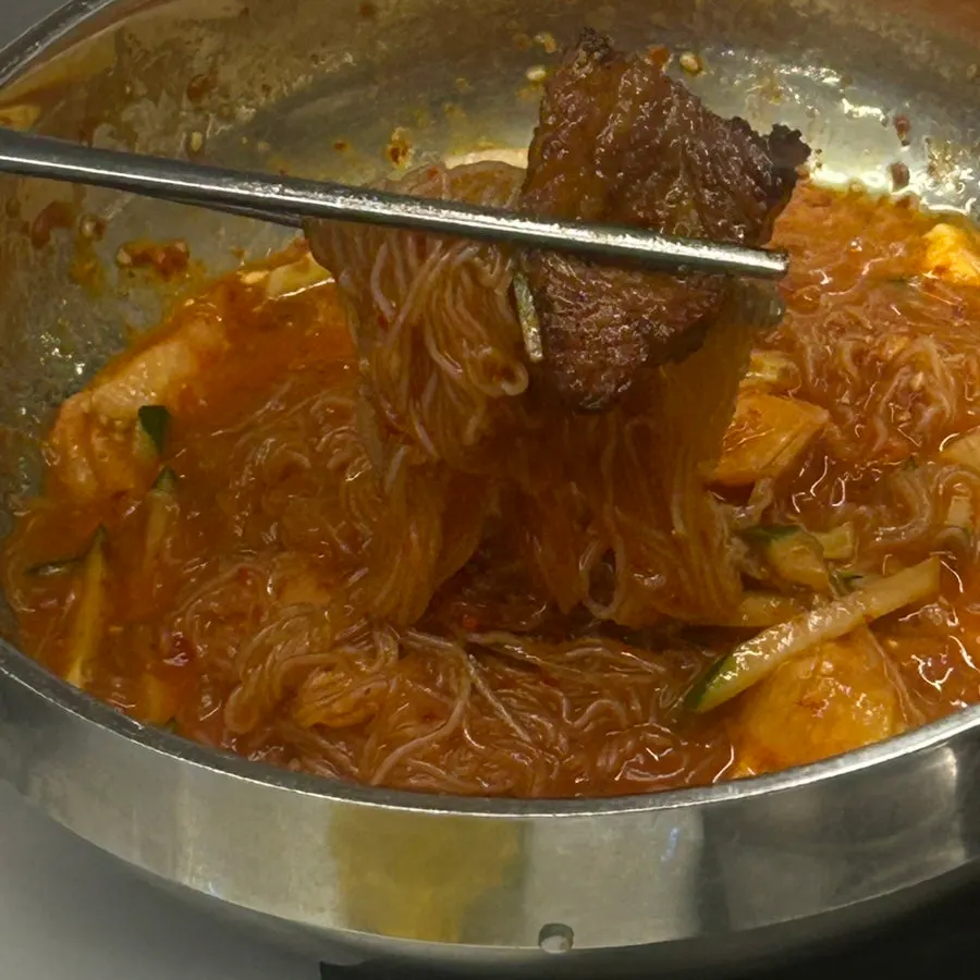 양념장을 비빈 비빔냉면