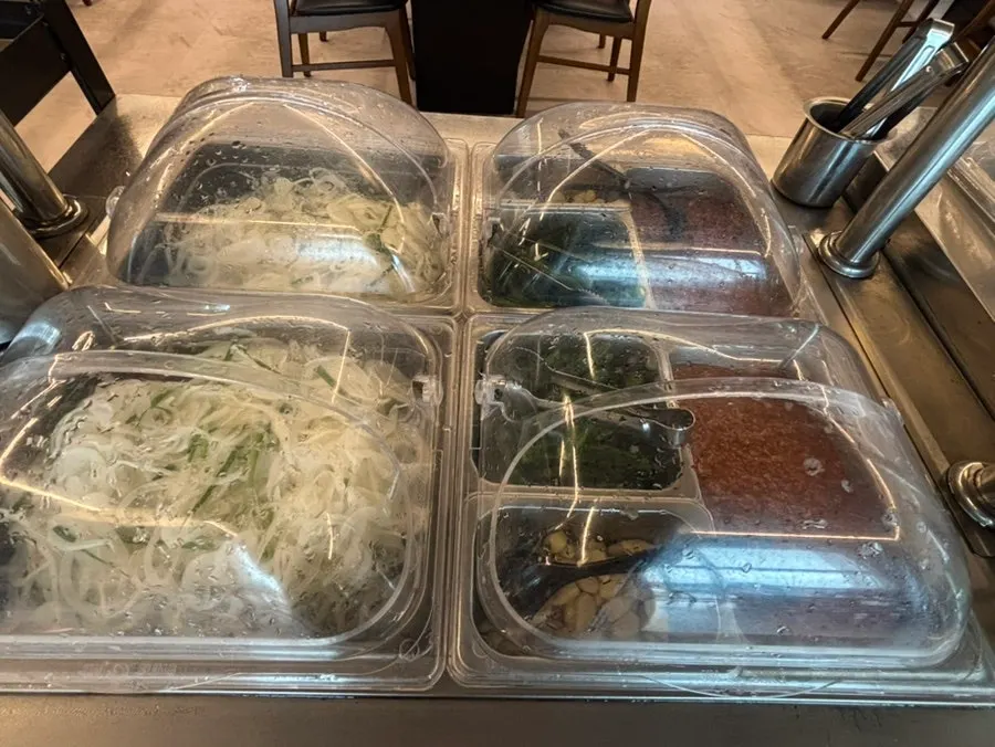 Sudut lauk pada salad bar