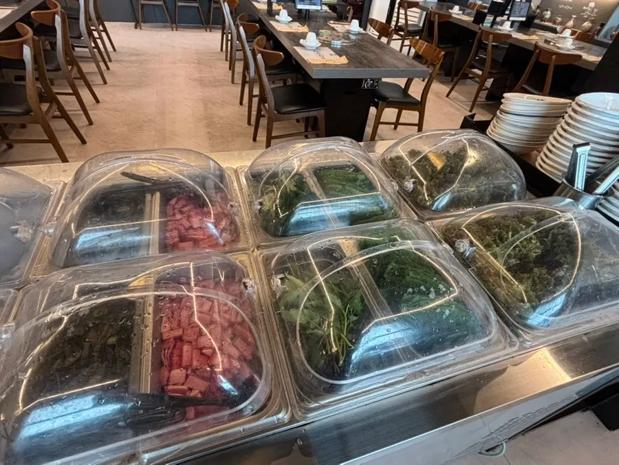 Piring lauk yang diambil dari salad bar